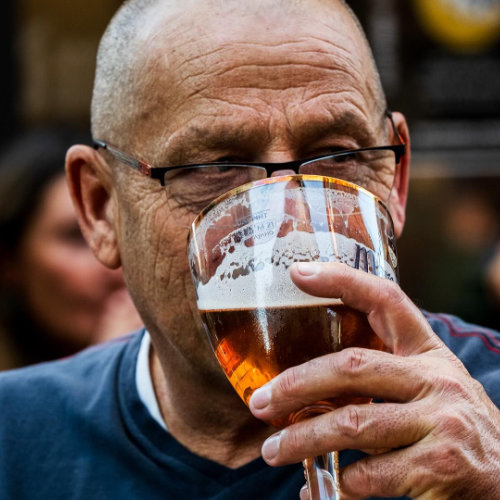 Touriste dégustant une bière belge au Flamand à Montauban